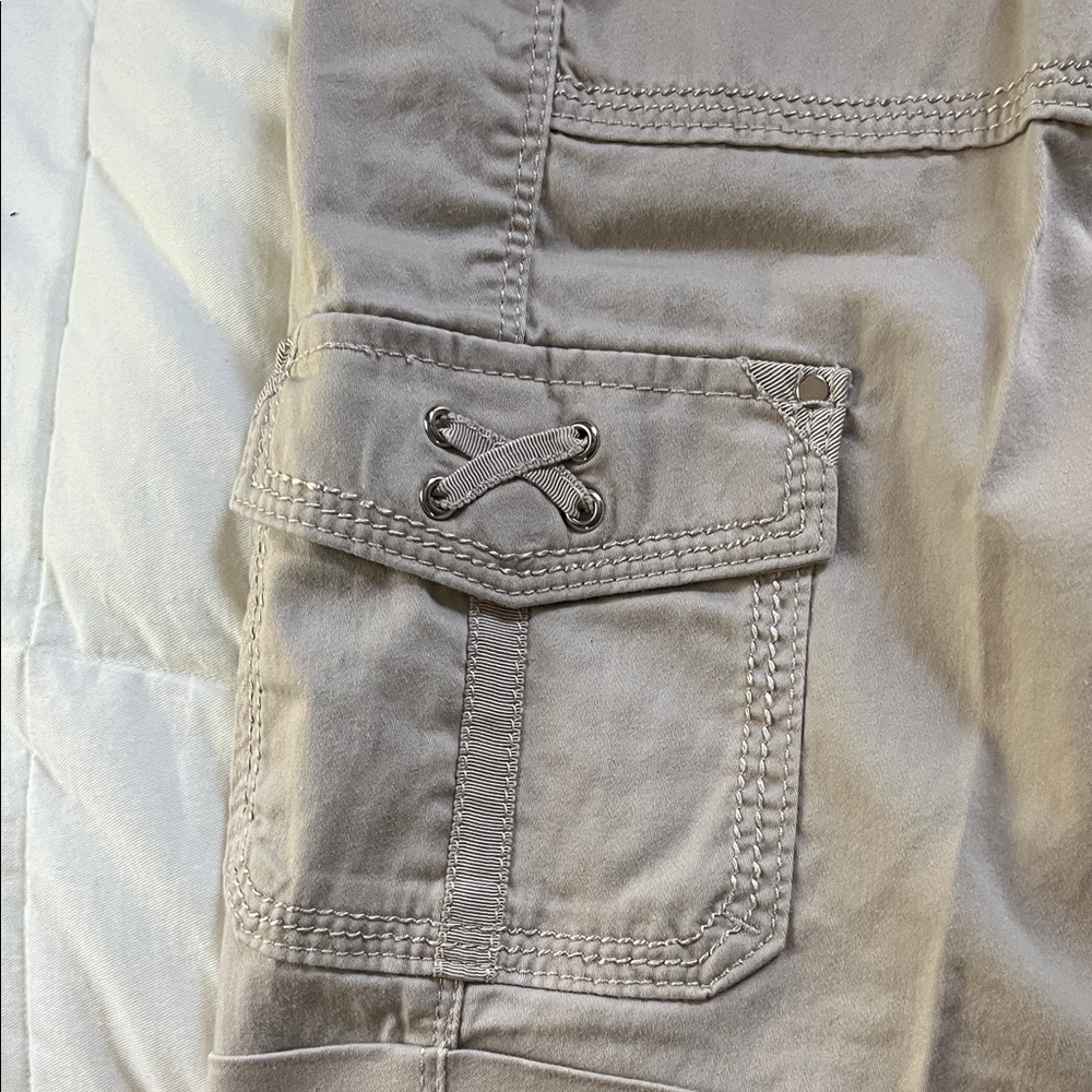 White House Black Market Women's Tan Cargo Shorts - Picture 6 of 7